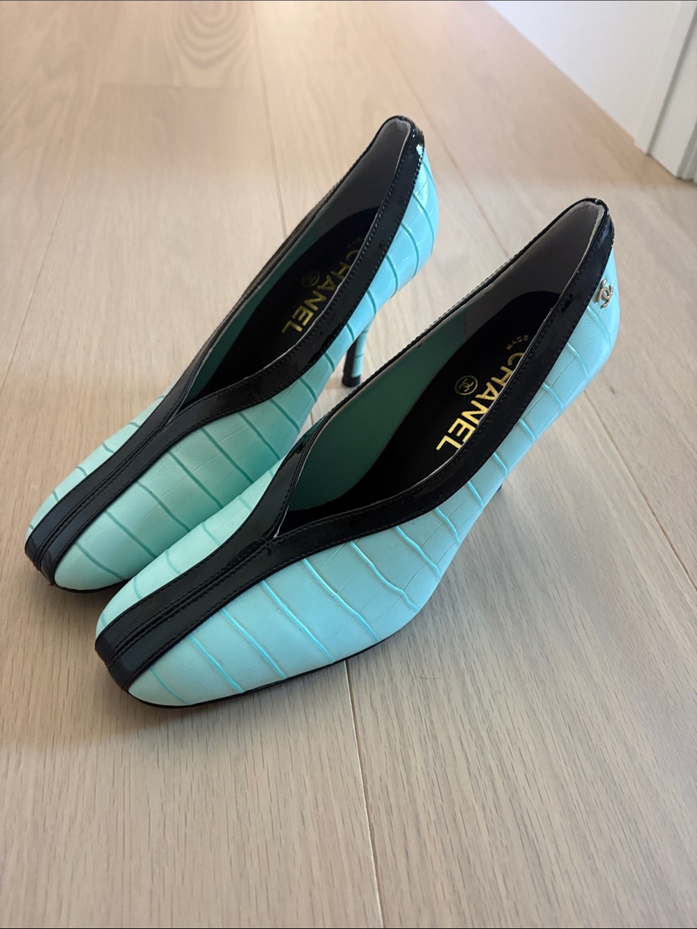 Not Branded, Aqua Blue Croc-Embossed Kitten Heels, with Black Trim